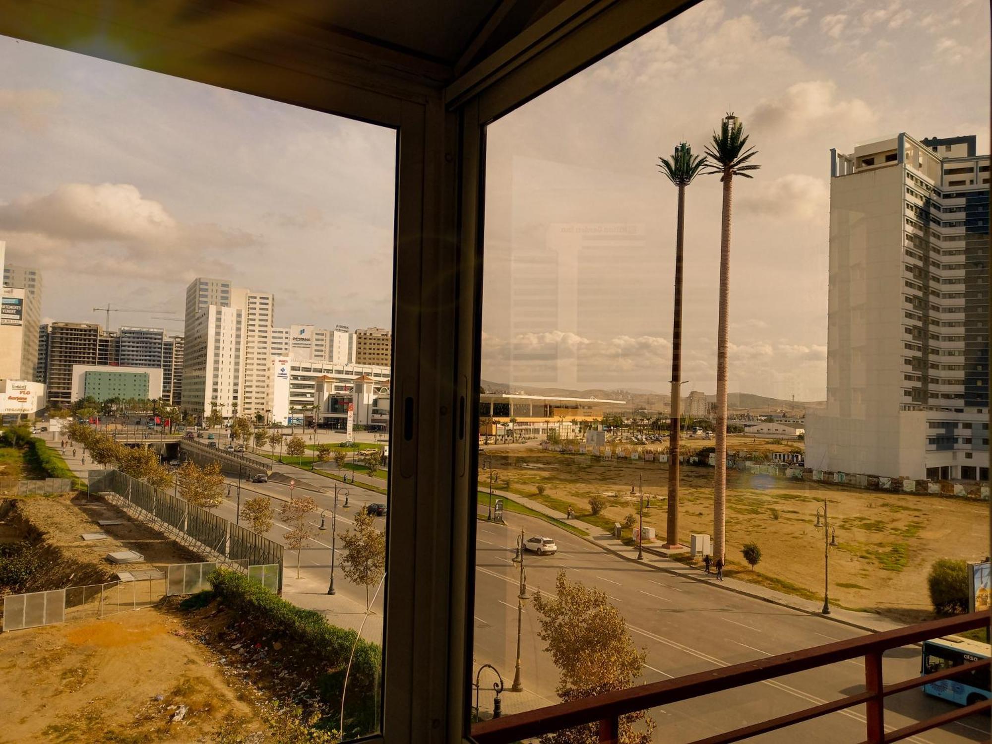 Moderne Appartement Au Plein Centre-Ville En Face Hilton & La Gare De Train Tgv Avec Climatisation Tanger Luaran gambar